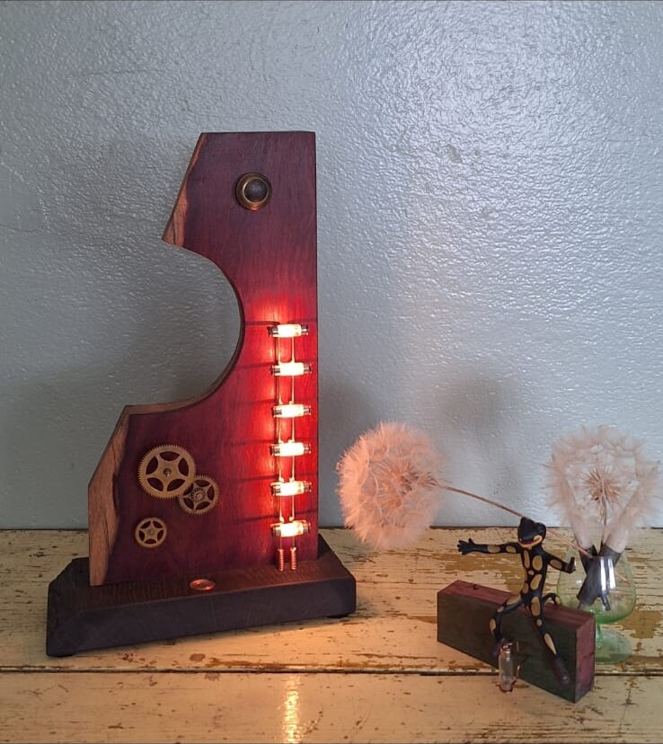 JOODY-Lichtobjekt aus Holz, Zahnrädern und einer Reihe leuchtender Soffitten