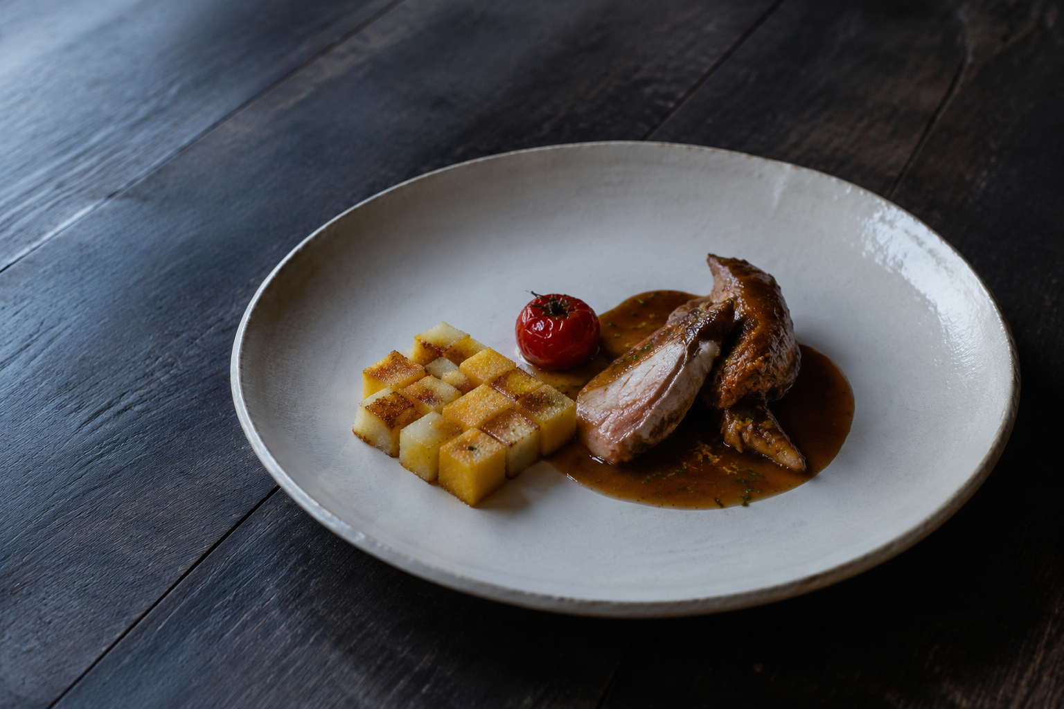 Kaninchen und Zicklein mit einem Mosaik aus Kartoffel und Polenta