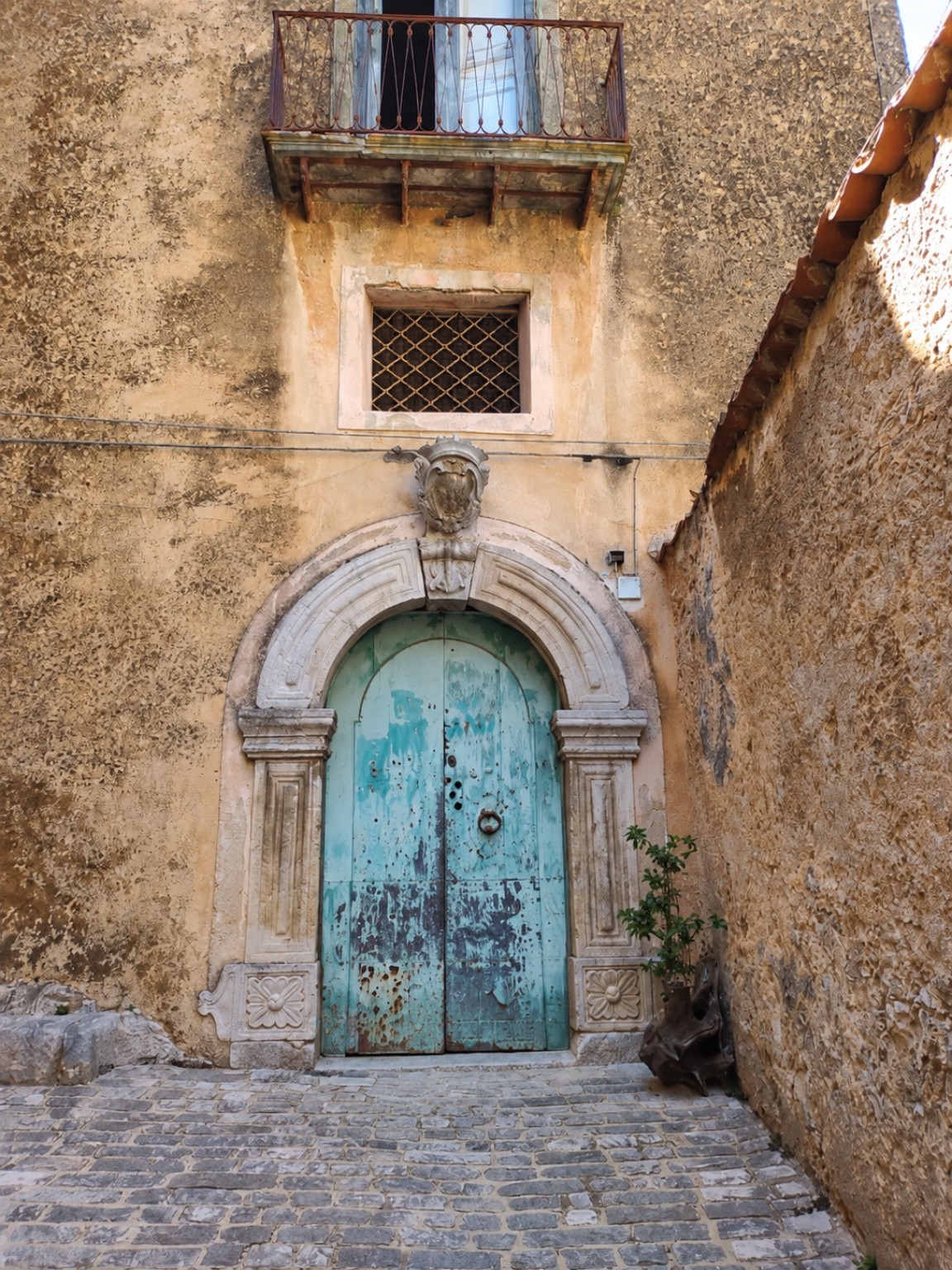 Alte grüne Eingangstür des Palazzo Migliacci in Felitto